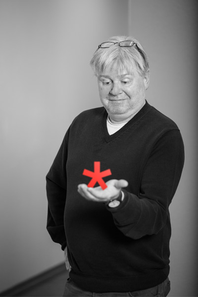 Martin Kägi trägt das Logo von ARCHITEXT auf der Hand.